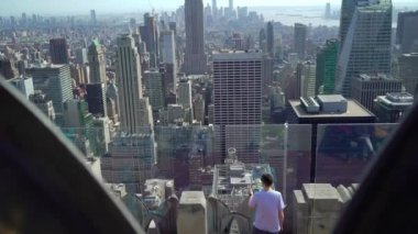 New York'ta Manhattan'da çatıda kalan adam
