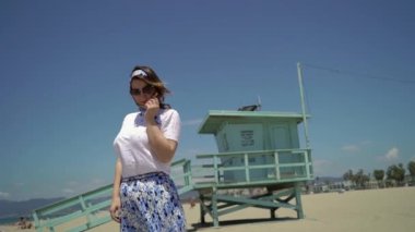 Kumsalda genç kız.