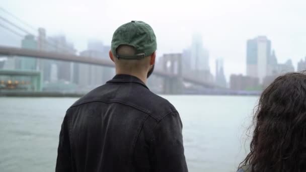 New York 'ta yürüyen genç bir çift — Stok video