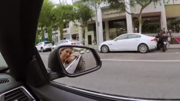 LOS ÁNGELES, Estados Unidos - 9 de mayo de 2019: Chica en coche descapotable — Vídeo de stock