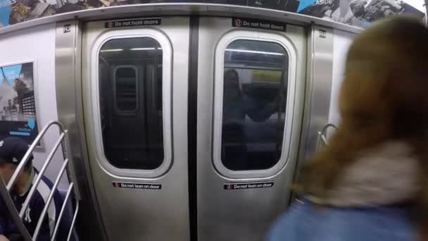 New York, USA-5 mei 2019: vrouw in metro trein — Stockvideo