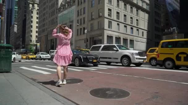 НЬЮ-ЙОРК, США - 5 мая 2019 года: Девушка, идущая по Манхэттену — стоковое видео
