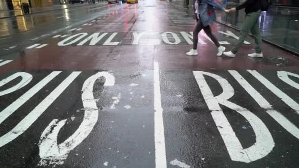 Pasangan muda berjalan di Manhattan — Stok Video