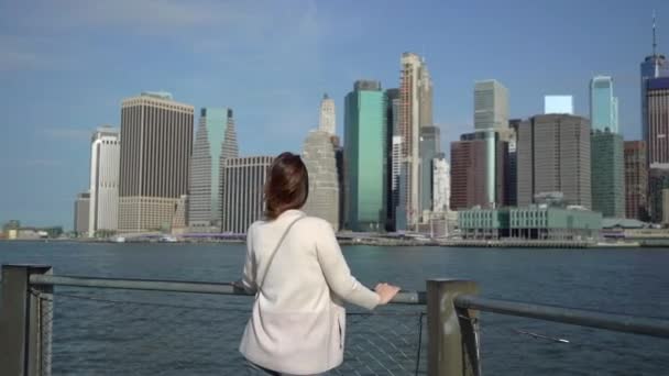 Молода жінка біля Бруклінського мосту. — стокове відео