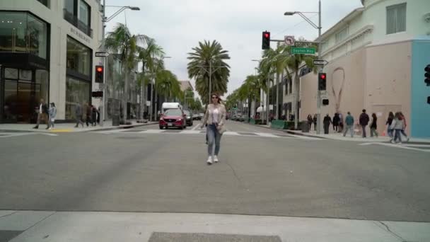 Los Angeles, USA-Květen 9, 2019: dívka procházka na Rodeo — Stock video