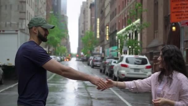 Pareja joven caminando en Manhattan — Vídeos de Stock