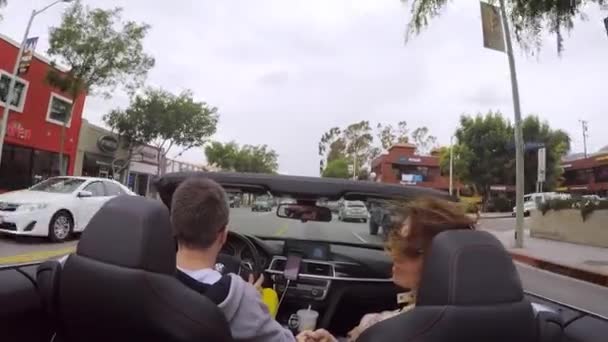 LOS ÁNGELES, Estados Unidos - 9 de mayo de 2019: Pareja conduciendo un coche descapotable — Vídeo de stock