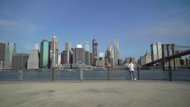 Jeune femme près du pont de Brooklyn — Video