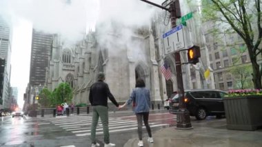 Manhattan 'da yürüyen genç bir çift