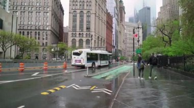 New York, Abd - 5 Mayıs 2019: Genç çift yürüyüş ve eğlenin