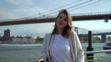 New York, ABD - 7 Mayıs 2019: Brooklyn köprüsü yakınında genç kadın