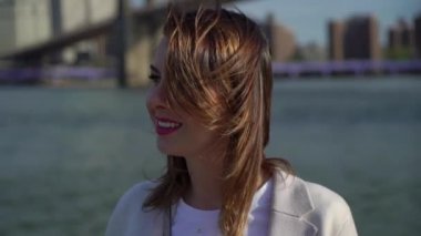 Brooklyn köprüsü yakınlarında genç bir kadın