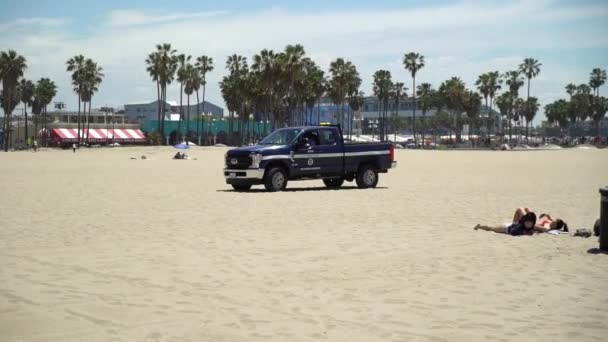 Los Angeles, USA-11 maja 2019: Lifeguard samochód na plaży — Wideo stockowe