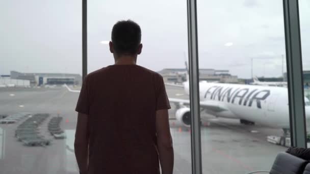 Helsinky, Finsko-Květen 4, 2019: mladý muž v letištním terminálu — Stock video
