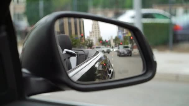 Conducir un coche en una ciudad — Vídeo de stock