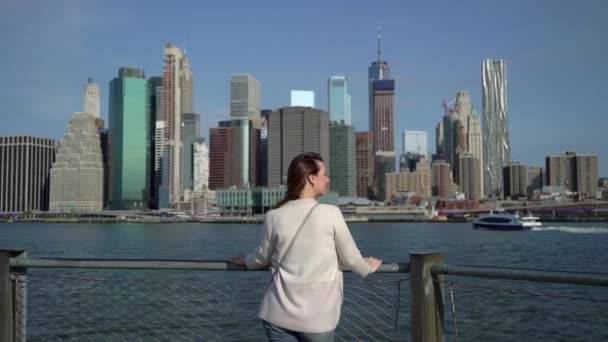 Tânără femeie lângă podul Brooklyn — Videoclip de stoc