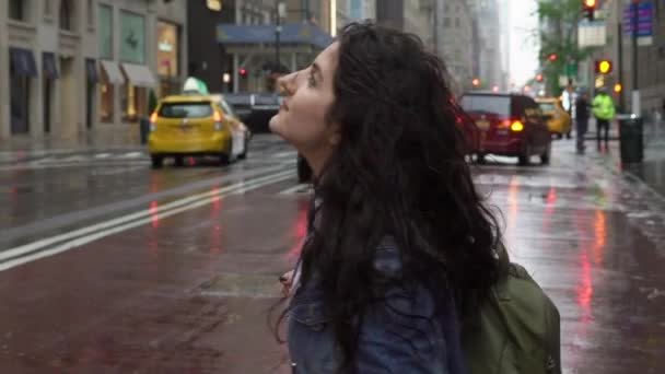 Young woman walking at Manhattan in rain — Stock Video
