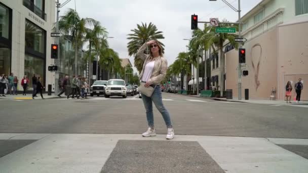 Los Angeles, USA-Květen 9, 2019: dívka procházka na Rodeo — Stock video