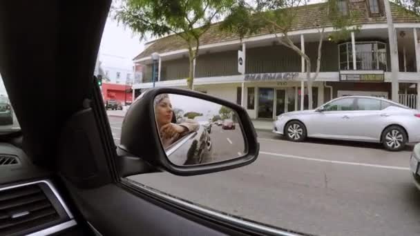 Лос-Анджелес, США-9 травня 2019: дівчина в конвертованій машині — стокове відео