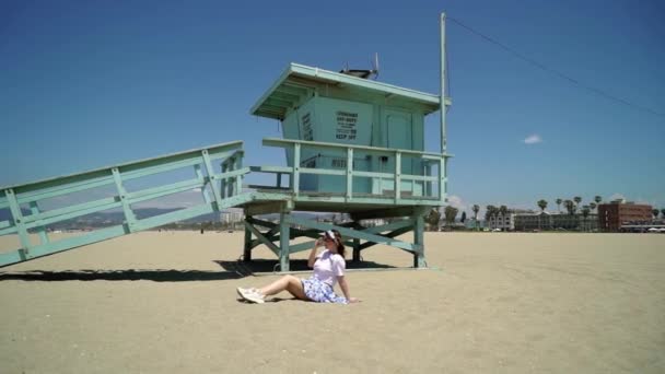 Young girl at the beach. — Stock Video