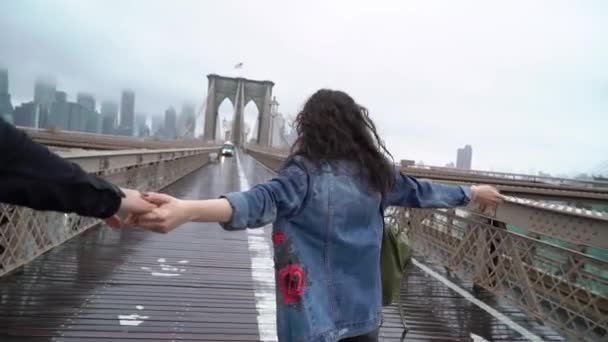 Young couple walking at Brooklyn bridge — Stok video