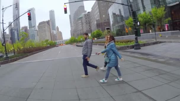 미국 뉴욕 - 2019년 5월 5일: 맨해튼에서 걷는 친구들 — 비디오