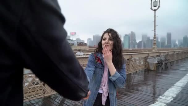 Pareja joven caminando en el puente de Brooklyn — Vídeos de Stock