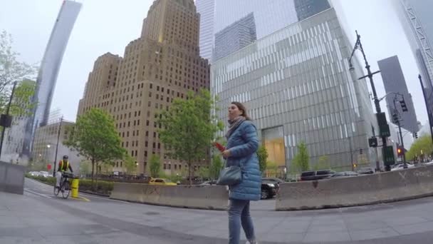 New York, USA-május 5, 2019: fiatal nő sétál Manhattan — Stock videók