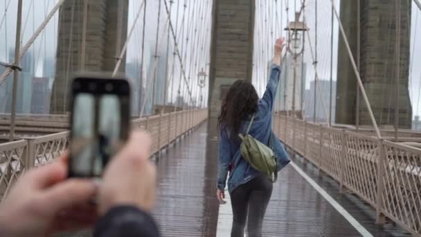 Pareja joven caminando en el puente de Brooklyn — Vídeo de stock