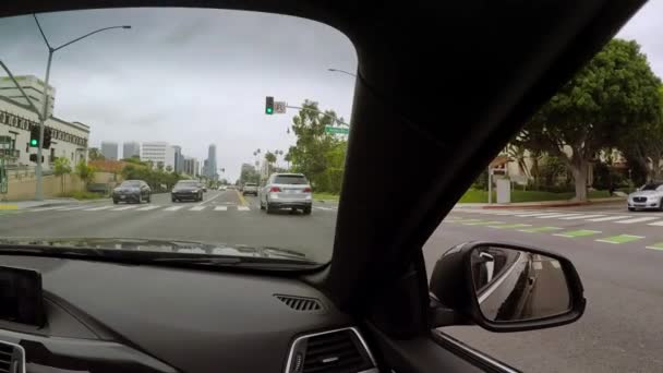 Los Angeles, Verenigde Staten-9 mei 2019: man rijden cabriolet auto — Stockvideo