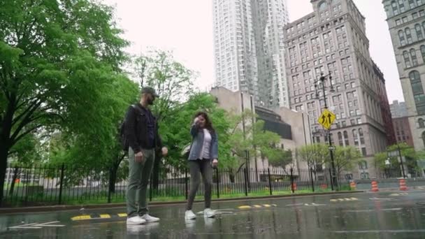 若いカップル歩くと楽しみを持っている — ストック動画