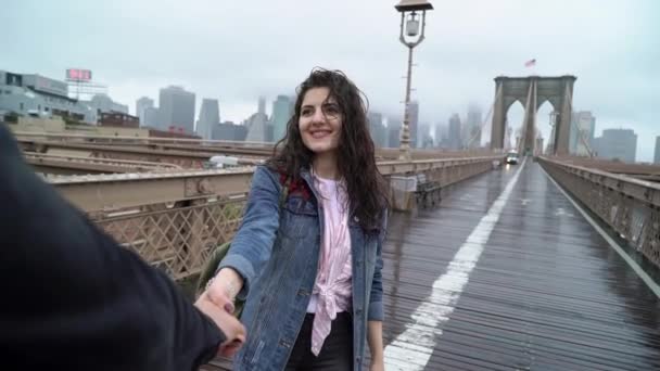 在布鲁克林大桥散步的年轻夫妇 — 图库视频影像