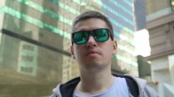 Jonge man loopt naar Manhattan — Stockvideo