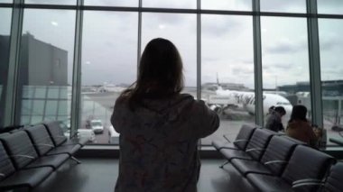 Helsinki, Finlandiya - 4 Mayıs 2019: Havaalanı terminalinde genç kadın