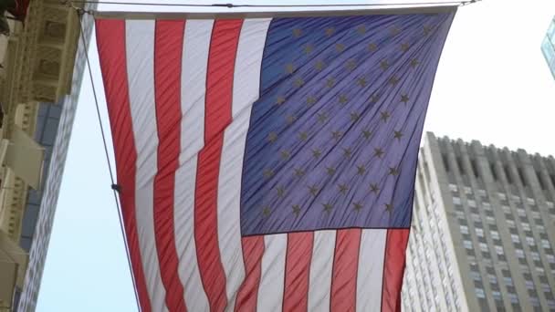 Bandera de EE.UU. en el edificio — Vídeo de stock