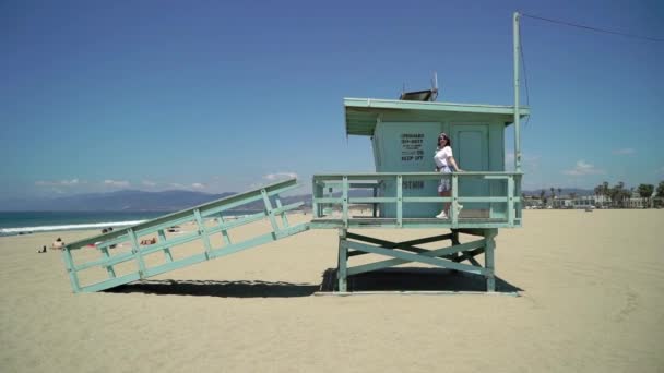 Chica joven en la playa . — Vídeo de stock