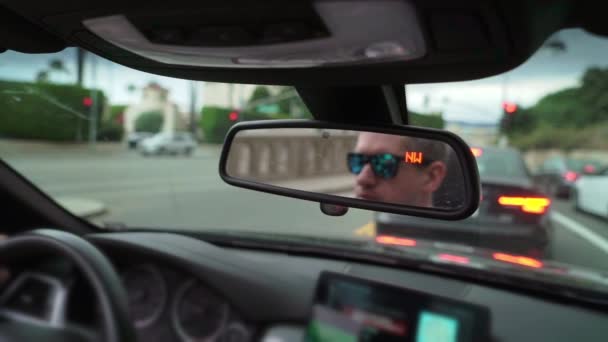 Hombre coche de conducción — Vídeo de stock