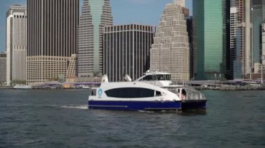 New York, Abd - 5 Mayıs 2019: Manhattan'dan Brooklyn'e feribot