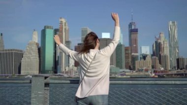 Brooklyn köprüsü yakınlarında genç bir kadın