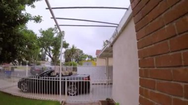 Los Angeles, Abd - 9 Mayıs 2019: Üstü açık araba açan adam