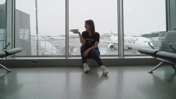Helsingfors, Finland-maj 4, 2019: ung kvinna i flygplatsterminalen — Stockvideo