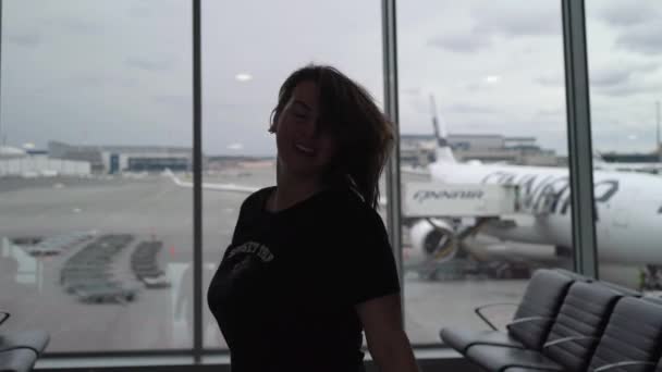 Helsingfors, Finland-maj 4, 2019: ung kvinna i flygplatsterminalen — Stockvideo