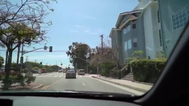 Λος Άντζελες, ΗΠΑ-10 Μαΐου, 2019: άνθρωπος οδήγηση αυτοκίνητο — Αρχείο Βίντεο