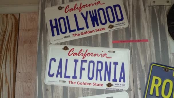 LOS ANGELES, USA - MAY 9, 2019: Souvenir license plates — Stock Video