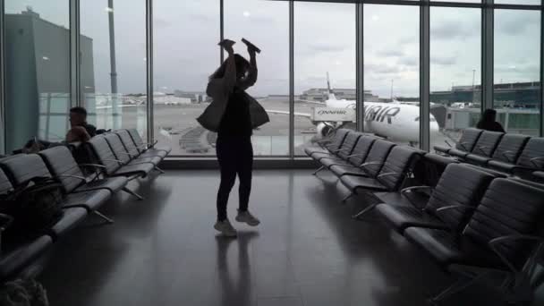 Helsinki, Finland-4 mei 2019: jonge vrouw in Luchthaven Terminal — Stockvideo