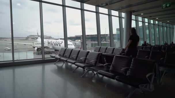 Ελσίνκι, Φινλανδία-4 Μαΐου 2019: νεαρή γυναίκα στον τερματικό αεροσταθμό του αεροδρομίου — Αρχείο Βίντεο