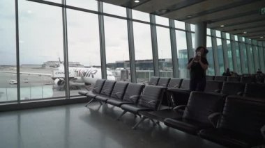 Helsinki, Finlandiya - 4 Mayıs 2019: Havaalanı terminalinde genç kadın