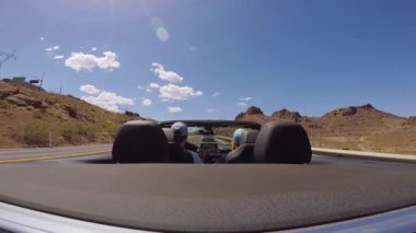 Arizona, Abd - 13 Mayıs 2019: Çölde araba sürmek