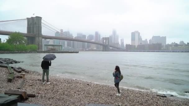 ニューヨークを歩いている若いカップル — ストック動画
