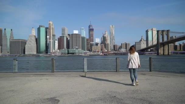 Mujer joven cerca del puente de Brooklyn — Vídeo de stock